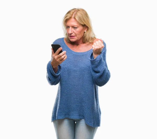 Blonde Frau Mittleren Alters Verschickt Nachricht Smartphone Über Isolierten Hintergrund — Stockfoto