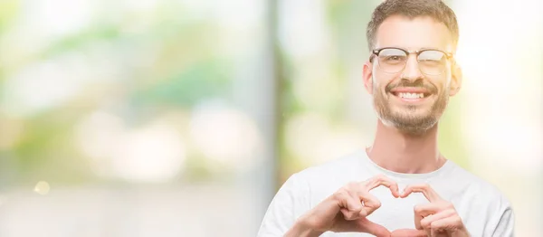 Jovem Homem Adulto Tatuado Sorrindo Amor Mostrando Símbolo Coração Forma — Fotografia de Stock