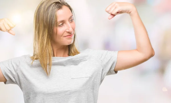 Jovem Bela Mulher Sobre Fundo Isolado Mostrando Músculos Braços Sorrindo — Fotografia de Stock