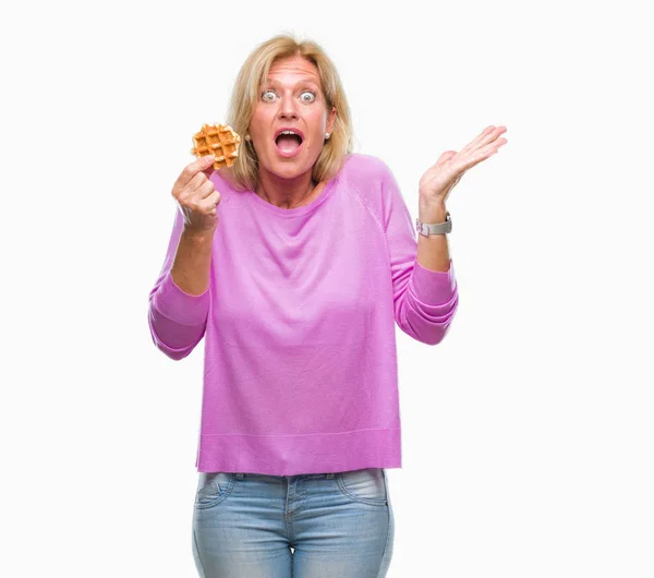 Mujer Rubia Mediana Edad Comiendo Gofre Dulce Sobre Fondo Aislado — Foto de Stock
