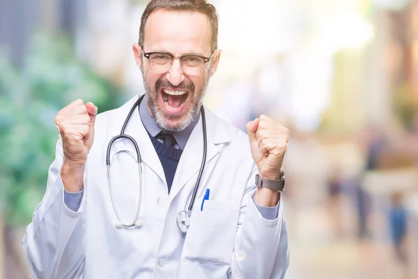 Medelåldern Senior Hoary Doktor Mannen Bär Medicinsk Uniform Isolerade Bakgrund — Stockfoto