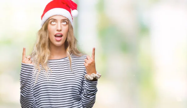 Belle Jeune Femme Blonde Portant Chapeau Noël Sur Fond Isolé — Photo