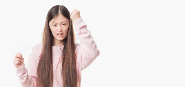 Young Chinese Woman Isolated Background Holding Visit Card Annoyed Frustrated — Stock Photo, Image