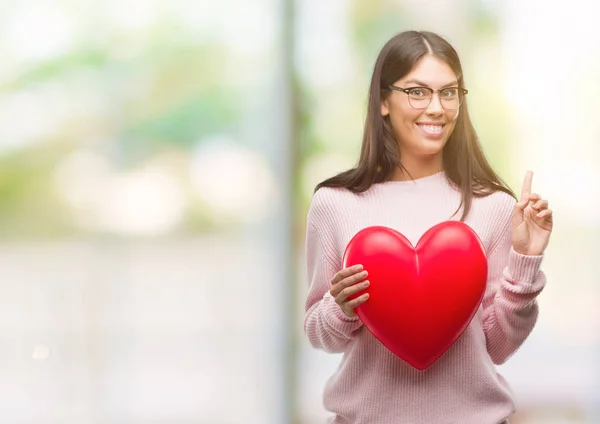 Junge Hispanische Frau Mit Verliebtem Herzen Überrascht Mit Einer Idee — Stockfoto