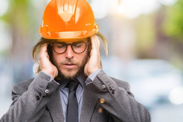 Jonge Knappe Sarchitects Man Met Lang Haar Dragen Van Veiligheidshelm — Stockfoto