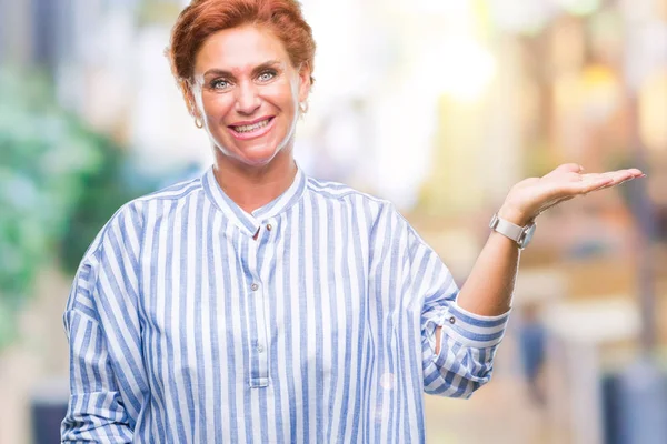 Attraktive Ältere Kaukasische Rothaarige Frau Über Isoliertem Hintergrund Lächelnd Fröhlich — Stockfoto