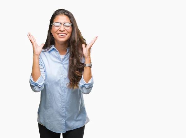 Joven Mujer Árabe Hermosa Con Gafas Sobre Fondo Aislado Celebrando —  Fotos de Stock