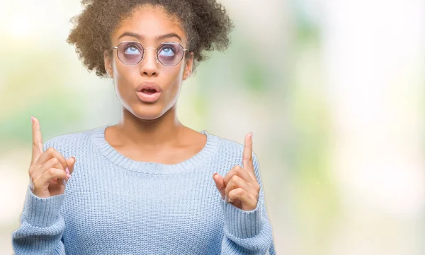 Jonge Afro Amerikaanse Vrouw Bril Geïsoleerde Achtergrond Verbaasd Verrast Opzoeken — Stockfoto