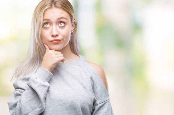 Mladá Blond Žena Izolované Pozadí Rukou Bradě Přemýšlet Otázce Zamyšlený — Stock fotografie