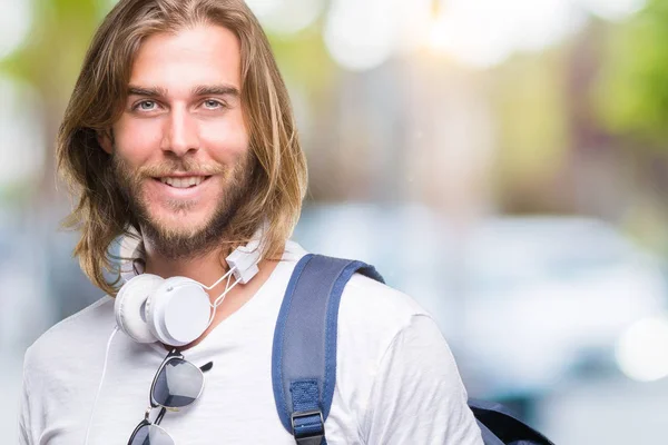 Joven Hombre Turista Guapo Con Pelo Largo Con Mochila Sobre —  Fotos de Stock