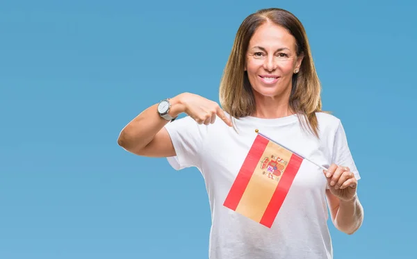 Mulher Hispânica Meia Idade Segurando Bandeira Espanha Sobre Fundo Isolado — Fotografia de Stock