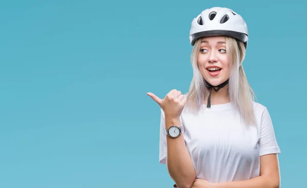 Jovem Loira Vestindo Capacete Segurança Ciclista Sobre Fundo Isolado Sorrindo — Fotografia de Stock