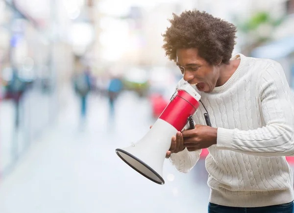 Joven Guapo Afroamericano Negro Gritando Través Megáfono —  Fotos de Stock