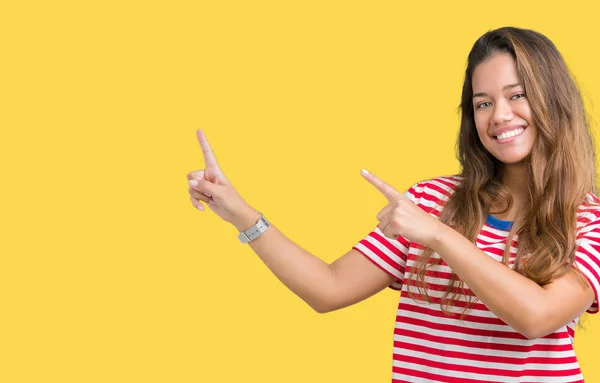 Jonge Mooie Brunette Vrouw Draagt Shirt Strepen Geïsoleerde Achtergrond Glimlachen — Stockfoto