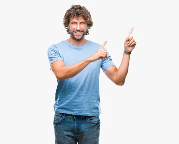 Bonito Homem Modelo Hispânico Sobre Fundo Isolado Sorrindo Olhando Para — Fotografia de Stock