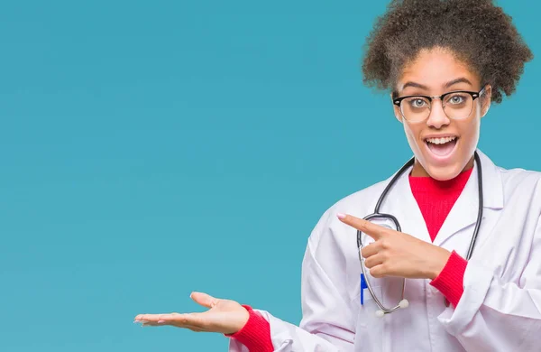 Junge Afroamerikanische Ärztin Mit Isoliertem Hintergrund Erstaunt Und Lächelnd Die — Stockfoto