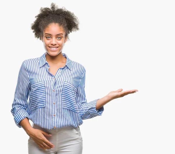 Jovem Afro Americana Sobre Fundo Isolado Sorrindo Alegre Apresentando Apontando — Fotografia de Stock