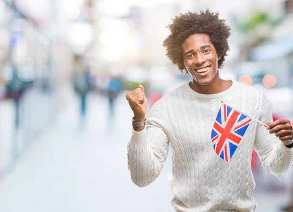 イギリスの誇りに思って叫んでと勝利と非常に興奮して 感情を応援して成功を祝って孤立の背景の上のアフロ アメリカ人旗 — ストック写真