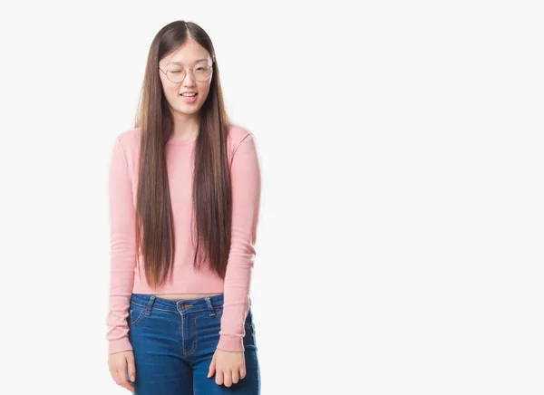 Joven Mujer China Sobre Fondo Aislado Con Gafas Guiñando Ojo — Foto de Stock