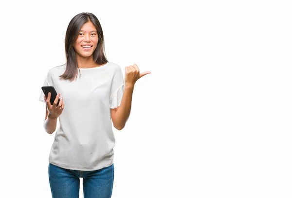 Ung Asiatisk Kvinna Textning Med Smartphone Isolerade Bakgrund Pekar Och — Stockfoto
