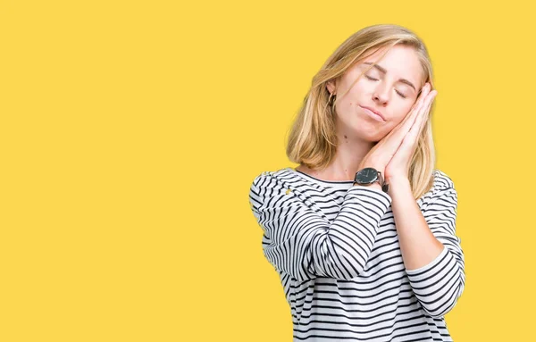 Mulher Bonita Usando Listras Suéter Sobre Fundo Isolado Dormindo Cansado — Fotografia de Stock