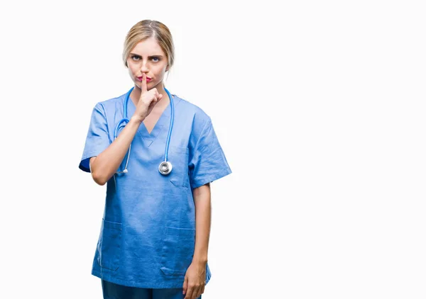 Młoda Piękna Blondynka Lekarz Chirurg Pielęgniarka Kobieta Białym Tle Prośbą — Zdjęcie stockowe