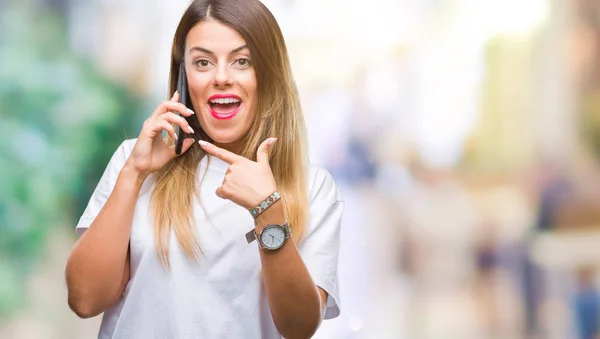 Junge Schöne Frau Spricht Telefonat Mit Smartphone Über Isolierten Hintergrund — Stockfoto