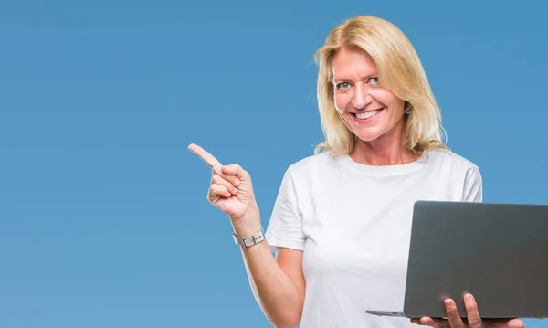 Medelålders Blond Kvinna Använder Dator Laptop Över Isolerade Bakgrund Mycket — Stockfoto
