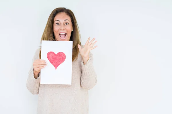 Mujer Mediana Edad Sosteniendo Regalo Tarjeta Con Corazón Rojo Sobre —  Fotos de Stock