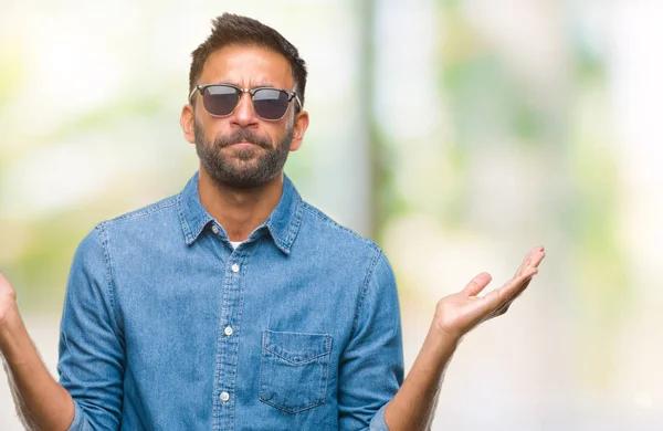 Hombre Hispano Adulto Con Gafas Sol Sobre Fondo Aislado Expresión — Foto de Stock