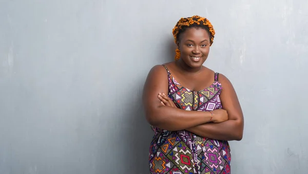 Young African American Woman Grey Grunge Wall Wearing Orange Braids — Stock Photo, Image