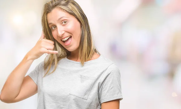 Junge Schöne Frau Über Isoliertem Hintergrund Lächelnd Handygesten Mit Händen — Stockfoto