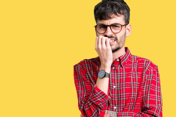 Mladý Pohledný Muž Nosí Brýle Izolované Pozadí Pohledu Stresovaní Nervózní — Stock fotografie