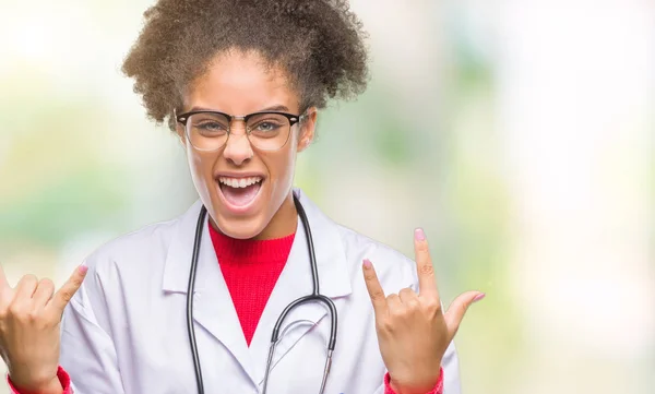 Junge Afroamerikanische Ärztin Vor Isoliertem Hintergrund Die Mit Verrücktem Gesichtsausdruck — Stockfoto