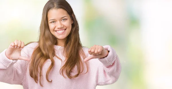 Joven Mujer Morena Hermosa Usando Suéter Invierno Rosa Sobre Fondo —  Fotos de Stock