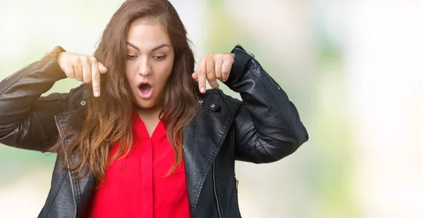 Schöne Size Junge Frau Mit Modischer Lederjacke Über Isoliertem Hintergrund — Stockfoto