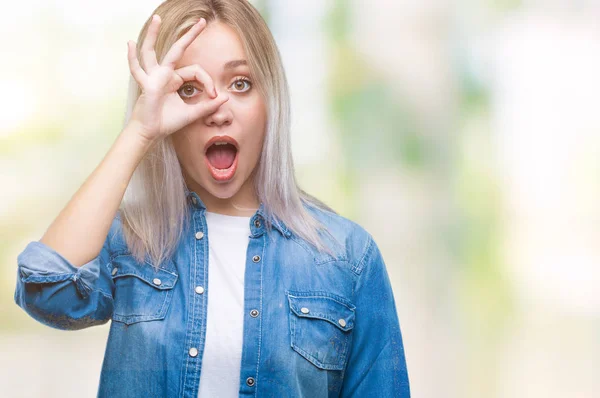 Giovane Donna Bionda Sfondo Isolato Facendo Gesto Scioccato Con Faccia — Foto Stock