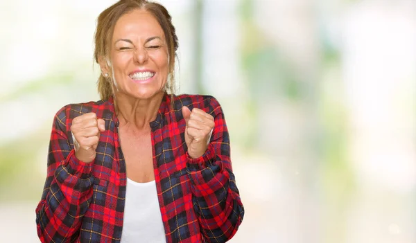中年成年妇女穿着休闲夹克在孤立的背景兴奋的成功与手臂举起庆祝胜利微笑 优胜者概念 — 图库照片