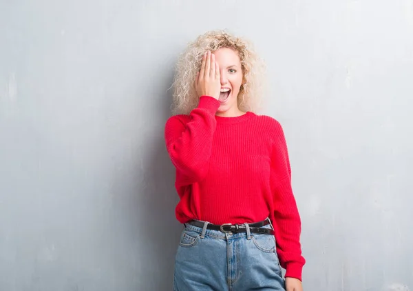 Junge Blonde Frau Mit Lockigem Haar Über Grunge Grauem Hintergrund — Stockfoto