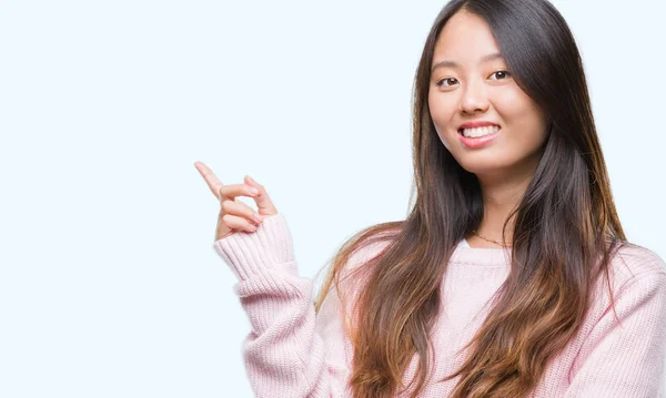 Asian Kobieta Młody Białym Tle Wielkim Uśmiechem Twarzy Wskazując Dłoni — Zdjęcie stockowe