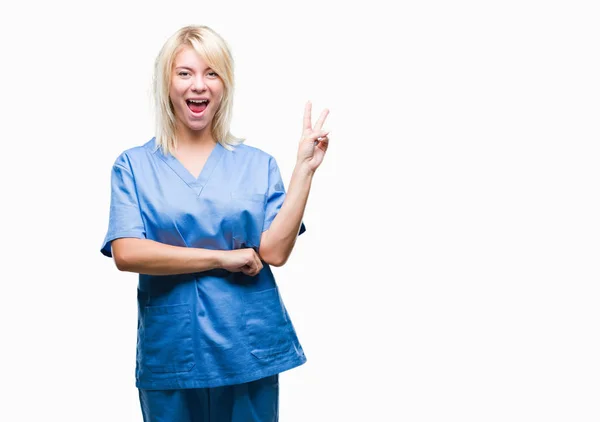 Ung Vacker Blond Sjuksköterska Läkare Kvinna Över Isolerade Bakgrund Leende — Stockfoto