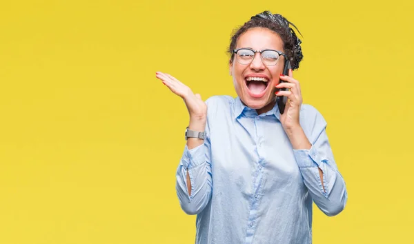 Junge Geflochtene Haare Afrikanisch Amerikanische Business Girl Zeigt Das Telefonieren — Stockfoto