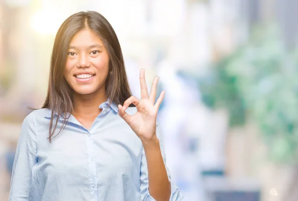 Jovem Mulher Negócios Asiática Sobre Fundo Isolado Sorrindo Positivo Fazendo — Fotografia de Stock