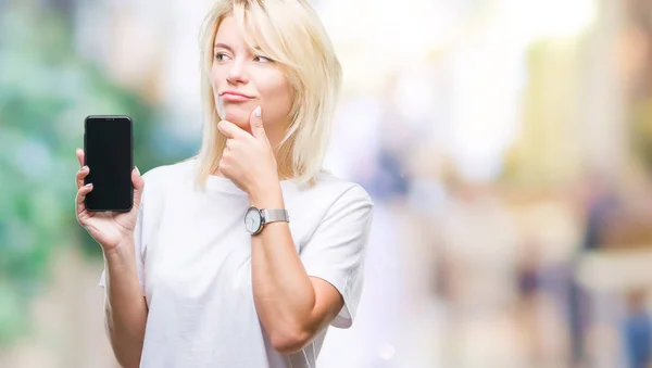 Joven Hermosa Mujer Rubia Mostrando Pantalla Del Teléfono Inteligente Sobre —  Fotos de Stock