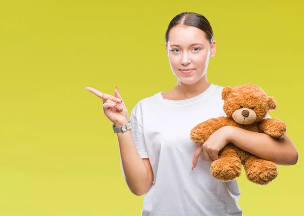 Jonge Kaukasische Vrouw Houdt Van Teddybeer Geïsoleerde Achtergrond Erg Blij — Stockfoto