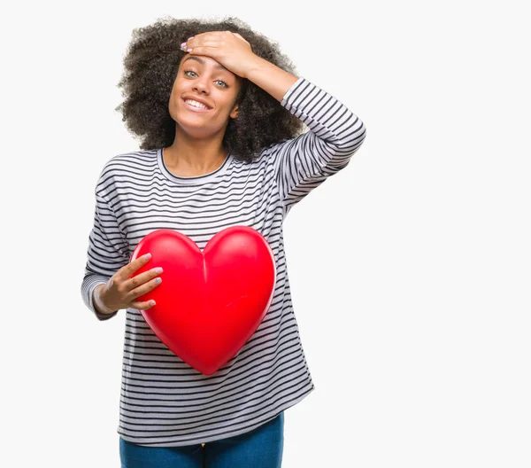 Jovem Afro Americana Segurando Coração Vermelho Amor Sobre Fundo Isolado — Fotografia de Stock