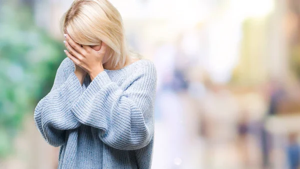 年轻漂亮的金发女人穿着冬季毛衣在孤立的背景下 悲伤的表情覆盖脸与手 抑郁症概念 — 图库照片