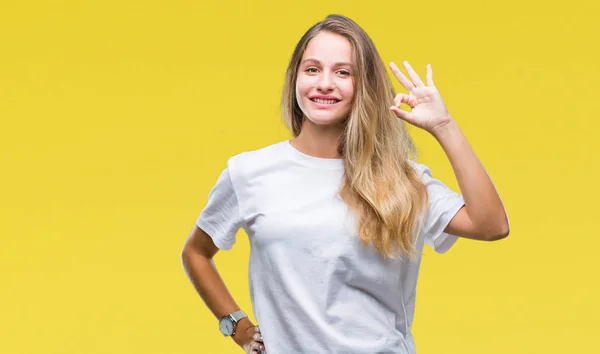 손가락으로 사인을 긍정적인 미소를 캐주얼 티셔츠를 성공적인 — 스톡 사진