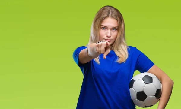 Junge Kaukasische Frau Hält Fußball Über Isoliertem Hintergrund Und Zeigt — Stockfoto