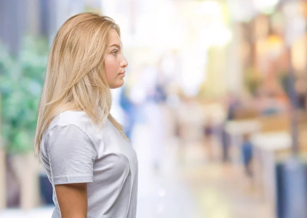 Jeune Femme Caucasienne Sur Fond Isolé Regardant Vers Côté Pose — Photo